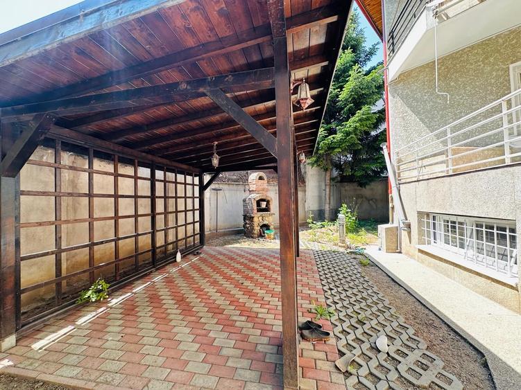 Casă individuală cu 9 camere cu Garaj în Vatra Luminoasă