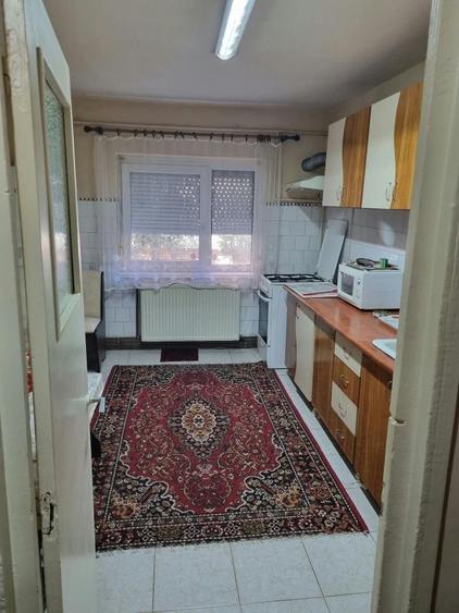 Apartament cu 3 camere decomandat în Carpați 2