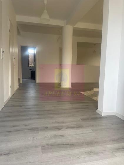 Casă cu 5 camere în Berceni
