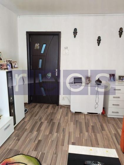 Apartament cu 2 camere semidecomandat, mobilat în Tei