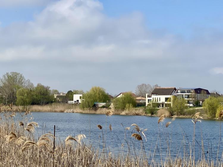 Teren vedere panoramica partial lac si padure, central, toate utilitatile - 10