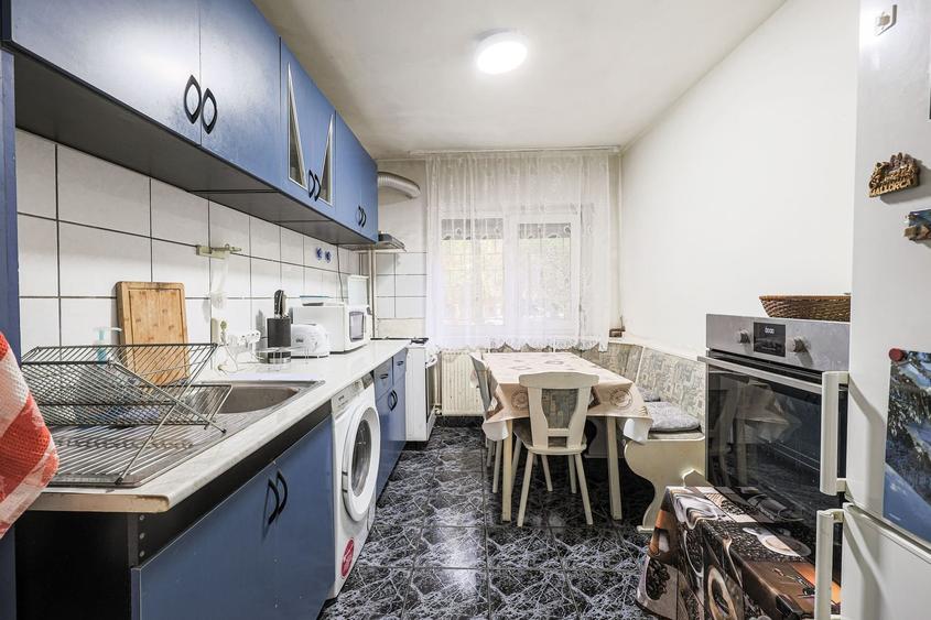 Apartament foarte spațios cu 5 camere la parter in Micalaca Comision 0 - 5