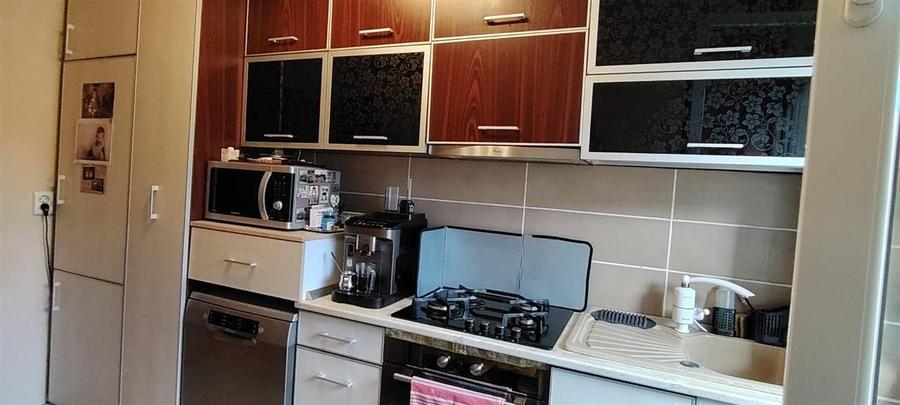 Apartament cu 3 camere semidecomandat în Nufărul