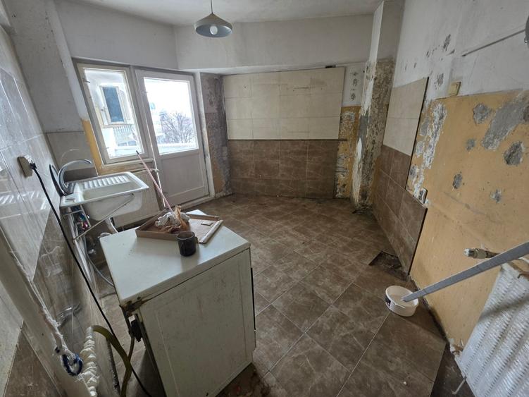 Calea Giulesti, chiar vav stadion, stradal, vedere fata, bloc 1989, 77 mp - 3