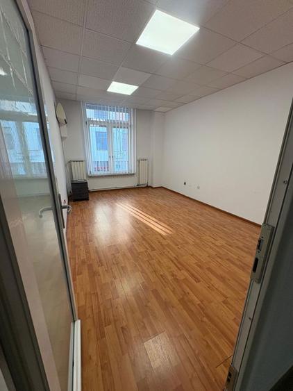 Inchiriez doua spatii comerciale pretabile pentru birouri in Severin - 5