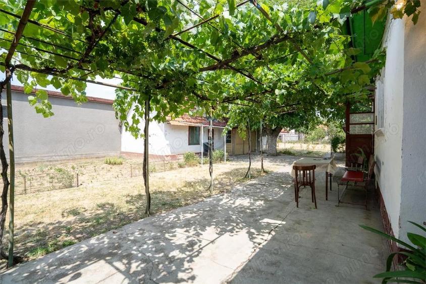 Casa singur in curte cu acces auto si teren 993 mp in Iosia. - 1