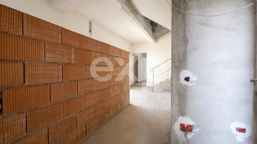 Casă individuală cu 10 camere cu Canalizare în Tunari