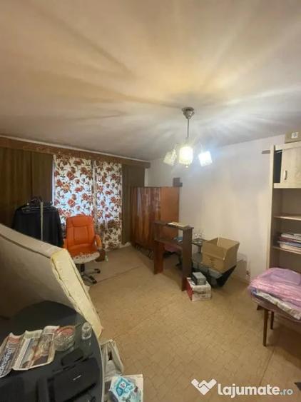 Apartament cu 4 camere decomandat, mobilat în Hotvon