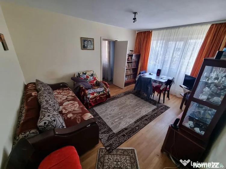 Apartament cu 3 camere semidecomandat în Km 4