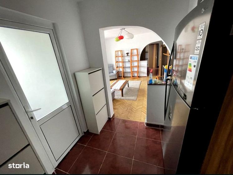 Apartament cu 3 camere semidecomandat, mobilat în Dămăroaia