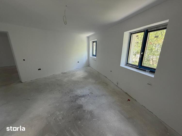 Casă cu 7 camere cu Teren 1300 Mp în Central