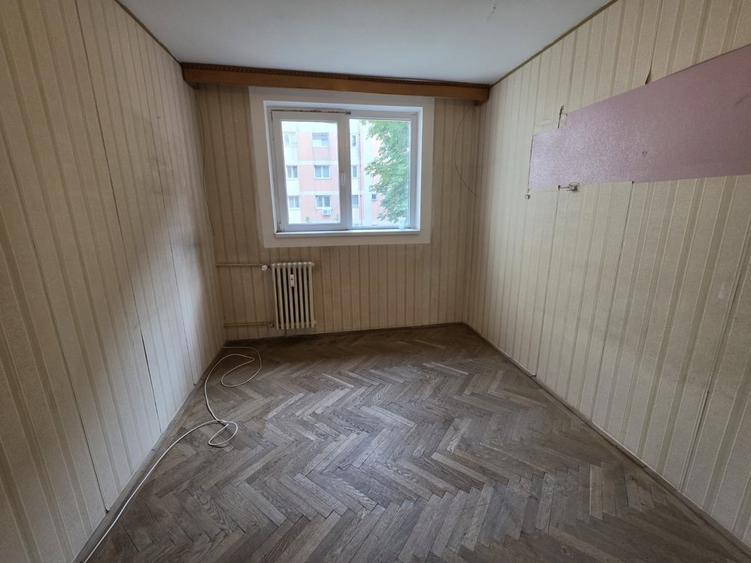 Apartament cu 4 camere semidecomandat în Titan