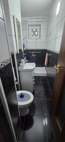 Apartament cu 3 camere semidecomandat, mobilat în Micro 5