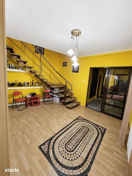 Casă cu 6 camere cu Teren 441 Mp în Piața Centrală