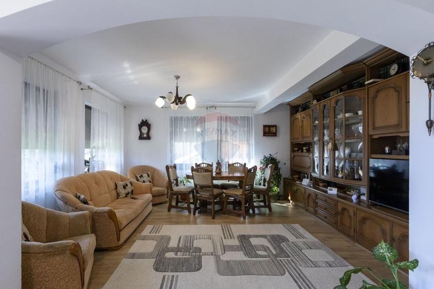 Casa / Vila cu 8 camere de vanzare+multiple constructii, teren,Luncani - 5