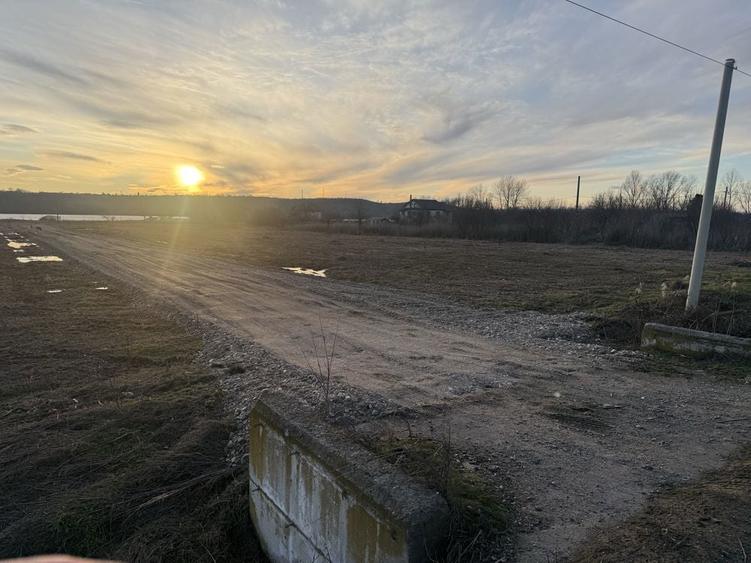 Parcela teren 652mp simian zona paraul baran pe partea cu dunarea - 1