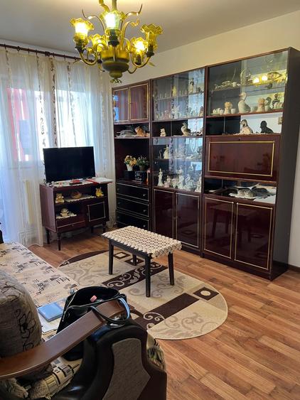 Apartament cu 3 camere semidecomandat în Valea Călugărească