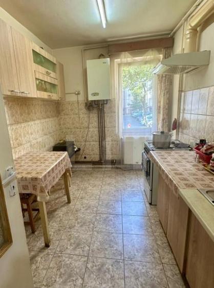 Apartament de vanzare, cu 3 camere, zona Tudor - 2