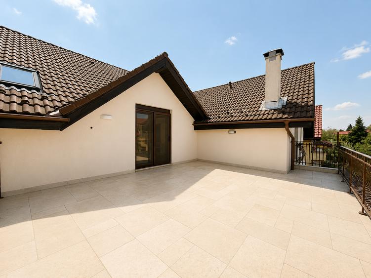 Casă individuală cu 6 camere cu Piscina în Central