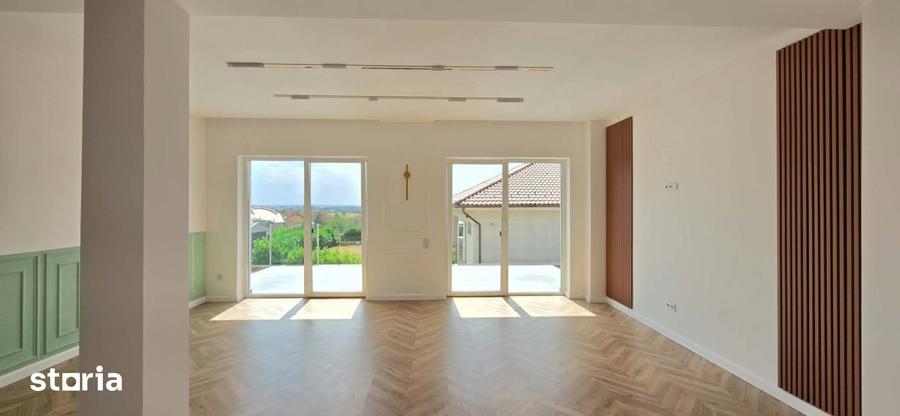 Casă cu 3 camere semidecomandat cu Teren 430 Mp în Paleu