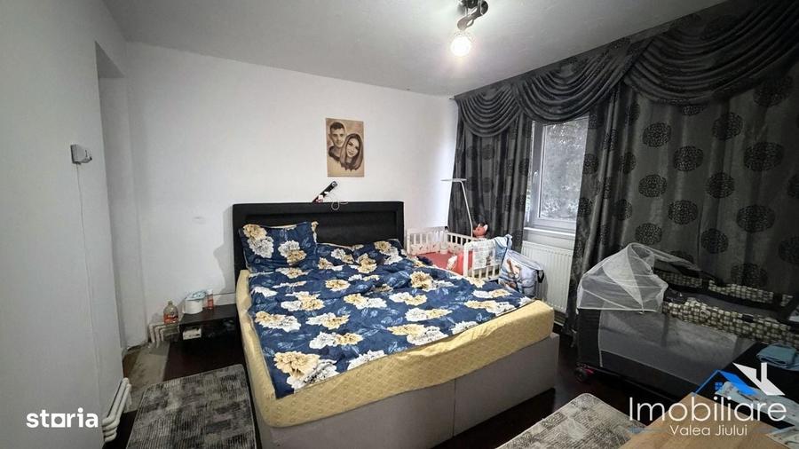 Apartament 3 camere de vanzare Petrosani, Piata Dacia, Etaj 2 - 4