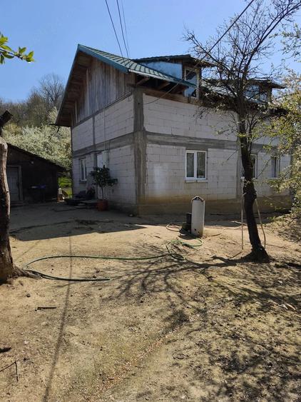 Casă cu 2 camere cu Teren 3000 Mp în Central