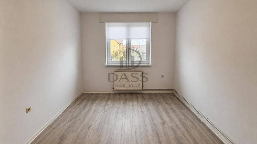 Apartament cu 4 camere decomandat, mobilat în Ștrand