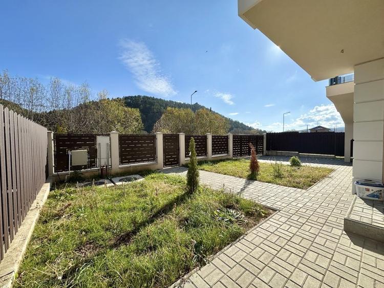Casă individuală cu 4 camere cu Canalizare în Luna de Sus