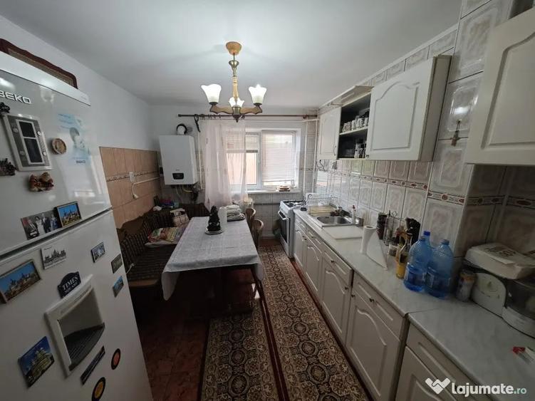 Apartament cu 4 camere decomandat în Central