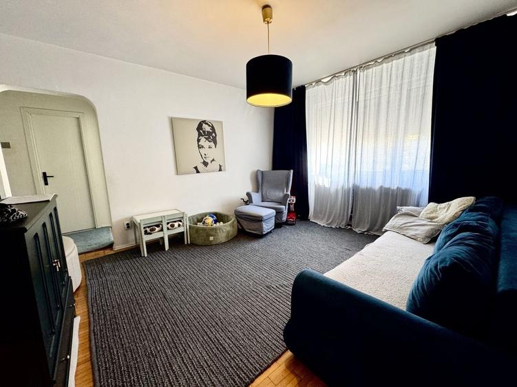 Apartament cu 3 camere semidecomandat, mobilat în 1 Mai