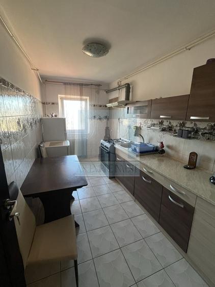 Apartament cu 3 camere decomandat, mobilat în Central