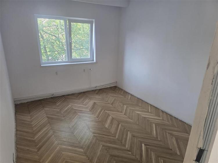 Apartament cu 3 camere decomandat în Lipovei