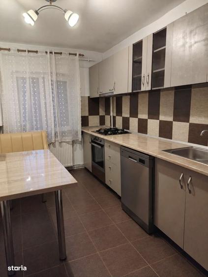 Apartament cu 3 camere decomandat în Craiovița Nouă