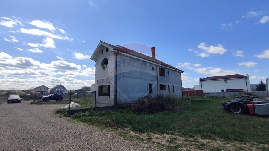Casă cu 5 camere cu Teren 726 Mp în Sânmartin