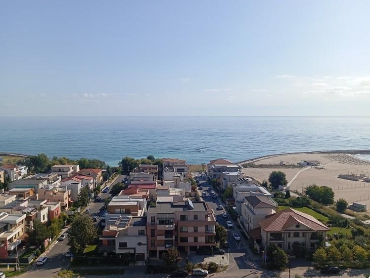 Apartament cu 3 camere decomandat, mobilat în Faleza Nord
