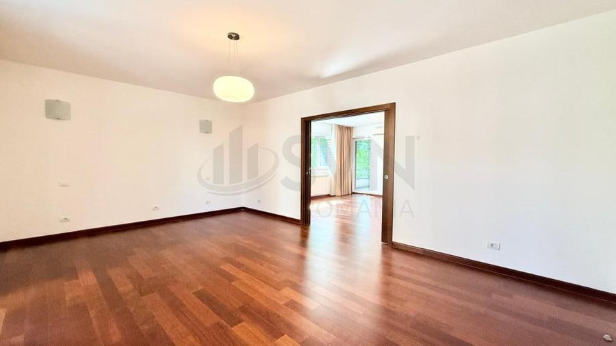 Apartament cu 4 camere decomandat în Polonă