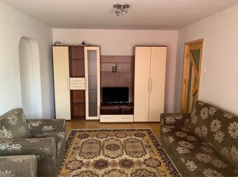 Apartament cu 2 camere semidecomandat, mobilat în Podul de Piatră