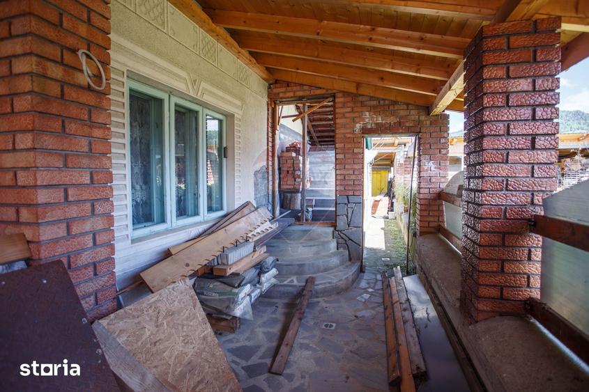 Casă cu 6 camere decomandat cu Teren 1100 Mp în Borca
