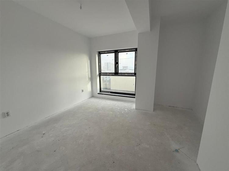 Apartament cu 3 camere semidecomandat în Exterior Sud