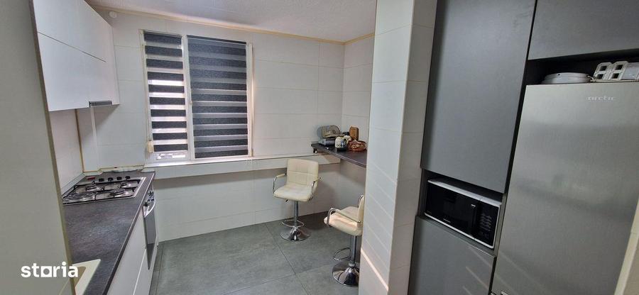Apartament cu 3 camere decomandat în Valea Oltului