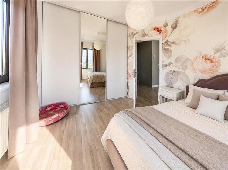 Casă individuală cu 5 camere cu Teren 1532 Mp în Șinca Veche