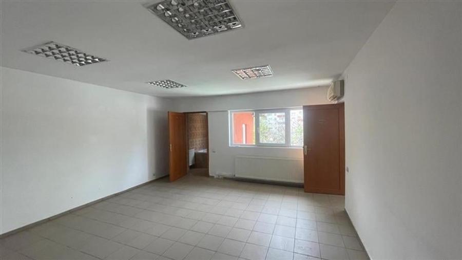 Casă individuală cu 16 camere cu Teren 425 Mp în Domenii