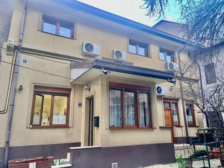Casă individuală cu 5 camere cu Canalizare în P-ța Romană