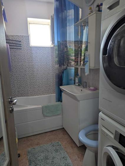 Apartament cu 3 camere semidecomandat, mobilat în Buziașului
