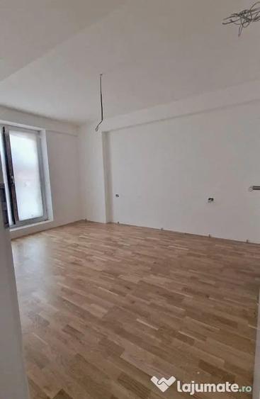 Apartament cu 3 camere semidecomandat în Unirii
