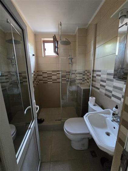 Casă individuală cu 10 camere cu Canalizare în Central