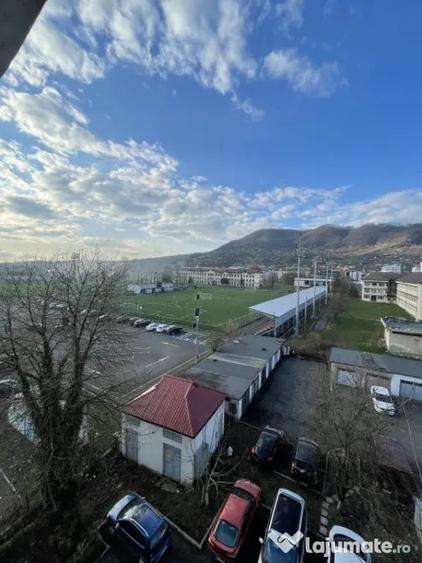 Apartament cu 3 camere decomandat, mobilat în Săsar