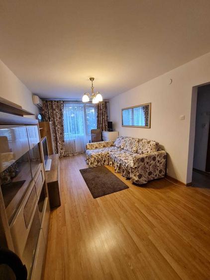 Apartament cu 3 camere semidecomandat în Teiul Doamnei