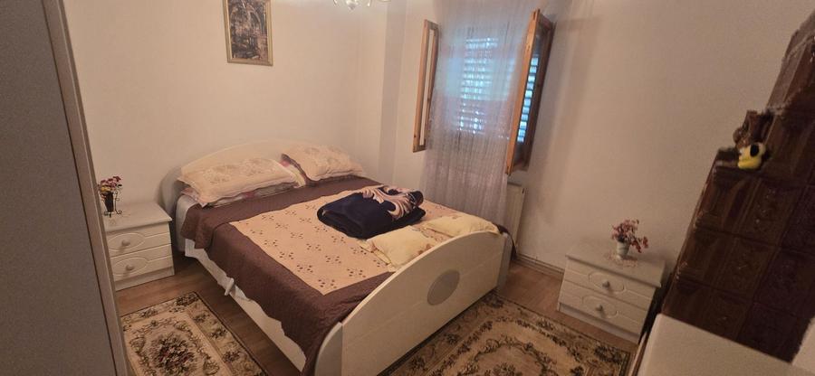 Casă individuală cu 9 camere cu Canalizare în Cetate