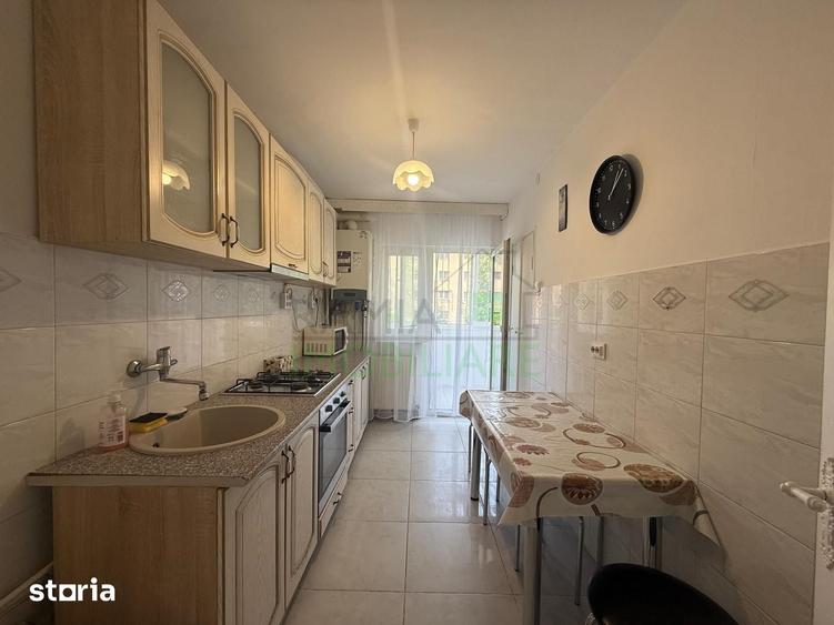 Apartament cu 3 camere decomandat în Tractorul
